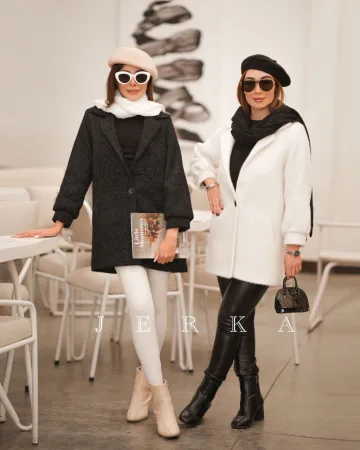 دو مدل که پالتو موهر لمزور در رنگ‌های مشکی و سفید پوشیده‌اند.